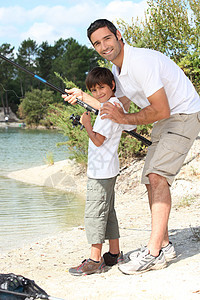 父亲和儿子捕鱼支撑娱乐渔夫运动钓鱼裤子孩子乐趣男人生活图片
