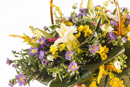 篮子里的鲜花紫色花瓶母亲百合礼物兰花婚礼菊花叶子花束图片