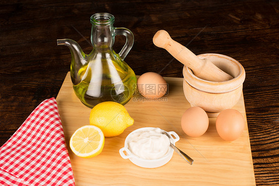 预发蛋黄酱烹饪切菜板奶油砂浆用具伴奏奶油状美食食物静物图片