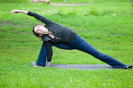 妇女做伸展运动闲暇生活运动员活力快乐城市运动装公园瑜伽重量图片