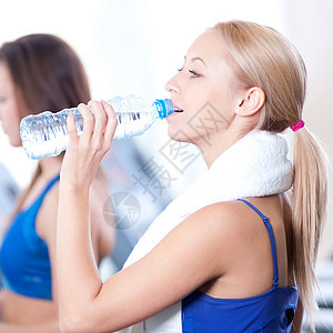 妇女运动后饮用水俱乐部机器毛巾保健朋友们跑步机训练快乐女孩卫生图片