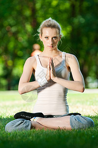 做瑜伽锻炼的年轻妇女运动训练身体护理运动装闲暇森林季节饮食自由图片