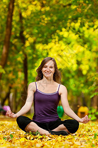在秋季公园做瑜伽锻炼的妇女森林数字身体女孩平衡体操季节冥想运动娱乐图片