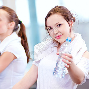 妇女运动后饮用水快乐朋友们瓶子慢跑女孩训练友谊俱乐部保健跑步图片