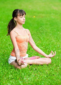 做瑜伽锻炼的少女自由护理运动装运动女性专注街道闲暇活力季节图片