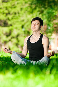 一个做瑜伽锻炼的年轻人女士季节自由行动青年公园训练男性闲暇运动图片