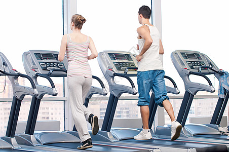 健身锻炼场的男男女女闲暇男人成人有氧运动女性女士耐力俱乐部中心跑步图片