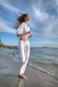 运动妇女跑在海上海岸跑步有氧运动训练天空活力赛跑者海洋日落活动太阳图片