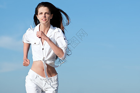 运动妇女跑在海上海岸海洋火车赛跑者自由女孩跑步有氧运动活动娱乐女性图片