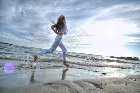运动妇女跑在海上海岸女性赛跑者天空女孩光束速度重量活力海滩闲暇图片