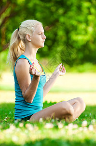 做瑜伽锻炼的年轻妇女运动环境快乐青年闲暇自由专注活力冥想训练图片