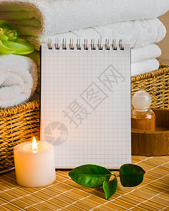 带毛巾和蜡烛的斯帕草本植物香气福利奢华疗法烛光治疗香味树叶药品图片