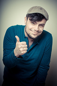现代年轻时尚男子的帽子微笑衬衫男性工作室发型成人男人蓝衬衫图片