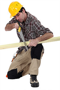 用手锯木匠木头刀刃工具白色工作男性照片男人黄色木工图片
