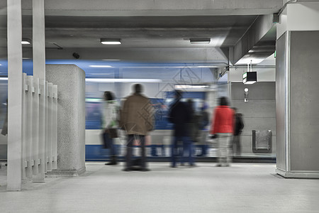 人们等待地铁停下来快速运动蓝色男人列车设备运输场景城市火车站火车月台图片