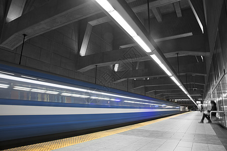 女孩在等地铁交通工具车站霓虹灯商业火车女性设备列车混凝土楼板图片