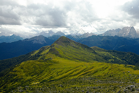 阿尔卑山地貌高山农村悬崖牧场谷仓环境旅行土地丘陵绿色植物图片