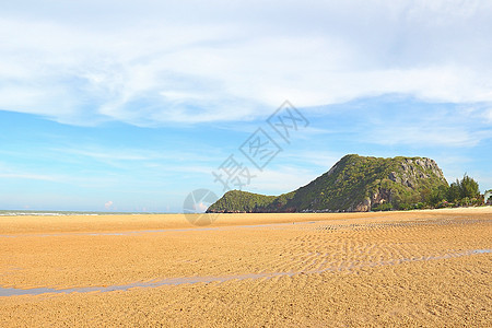 普兰山有山和蓝天空背景的海滩沙沙白色海洋假期海景蓝色风景天空旅行图片