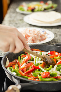 特写女性烹饪蔬菜和鸡锅中的鸡肉沙拉玉米玉米片洋葱食物红色绿色平底锅胡椒图片