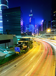 现代城市 晚上有交通街道旅行景观戏剧性场景蓝色建筑运输驾驶市中心图片