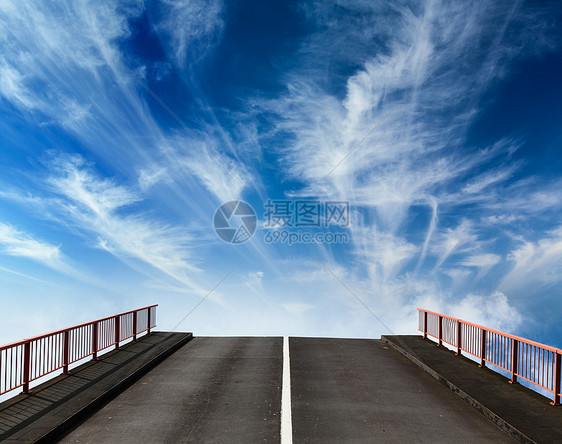 以乌云向天空行进的平面道路图片