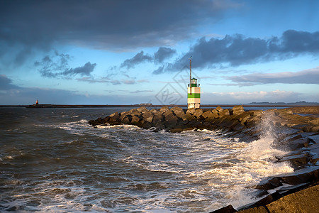 荷兰Ijmuiden北海浪和灯塔图片