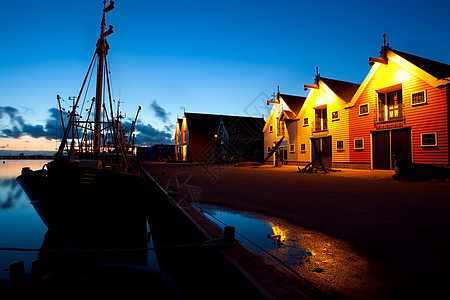 黄昏Zoutkamp的船舶和建筑图片