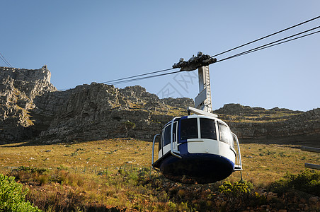 南非桌山通往高山的电缆车旅游游客岩石索道环境远景旅行地标天空背景