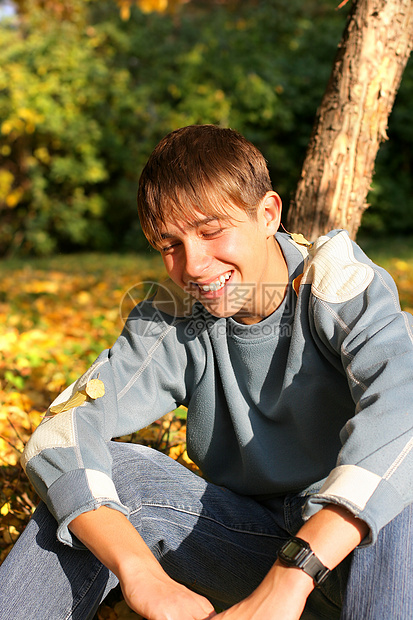 青少年在公园里喜悦叶子男性娱乐快乐牛仔裤幸福青年乐趣微笑图片