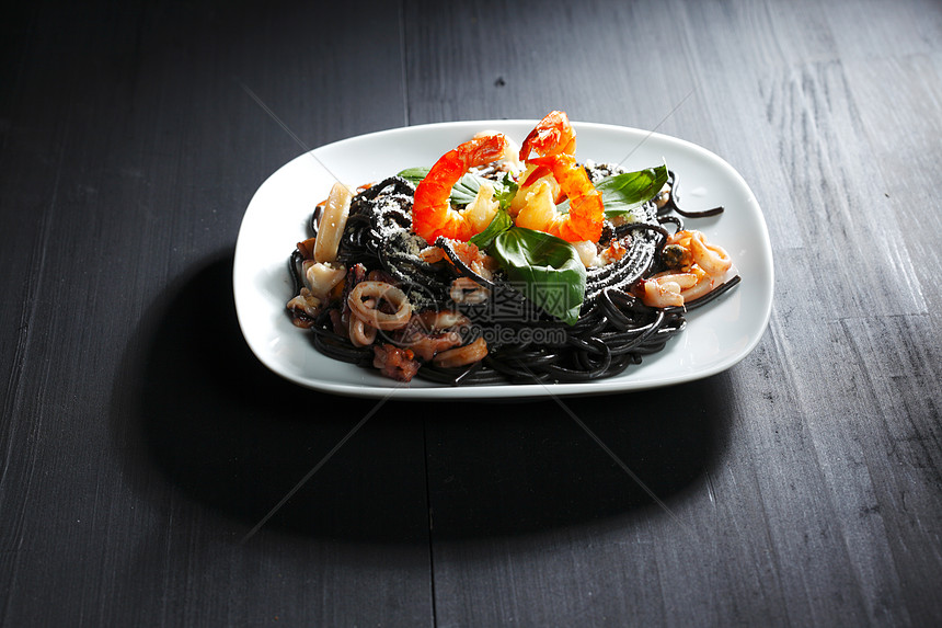 黑意面加海鲜贝类美食食物乌贼胡椒盘子香料沙拉蔬菜餐厅图片