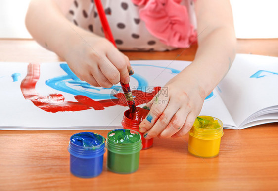 女孩绘图桌子帆布学习水彩刷子教育孩子房间苗圃幼儿园图片