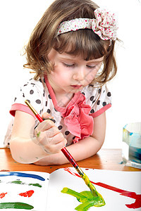 女孩绘图教育婴儿站立刷子苗圃卷发帆布桌子幼儿园热情图片