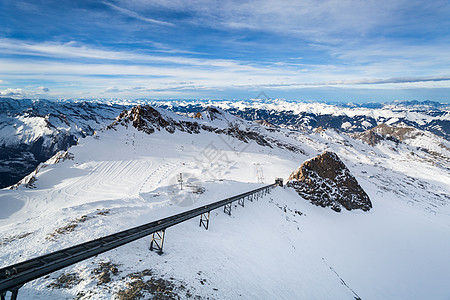 冬季与Kaprun度假村滑雪斜坡阳光晴天顶峰蓝色爬坡天际场景天空假期电缆图片
