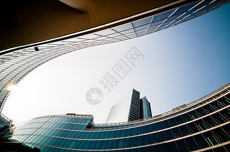 商业建设市中心摩天大楼建筑物金融城市玻璃公司反射蓝色天空图片