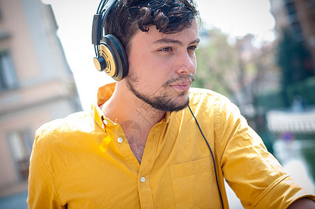 听音乐的青春青年衬衫黄色年轻人音乐乐趣耳机城市阳台图片