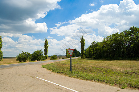 转弯车路路牌实线边缘标志车削筑路胡同杂草道路图片