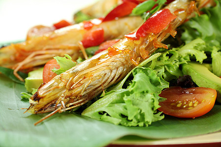 Chilli 虾虾扭曲器烤串辣椒用餐美食烹饪味道草药贝类香菜食物图片