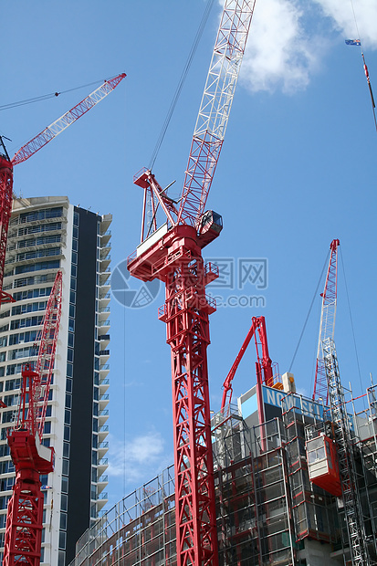 A建筑工地上的起重车图片