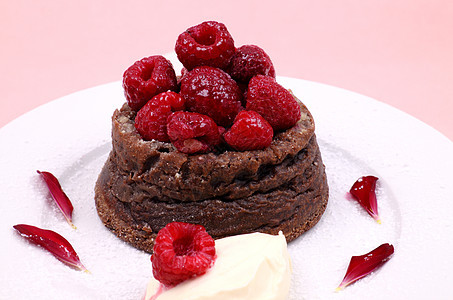 草莓巧克力甜点巧克力烹饪美食浪费勺子奶油食物花瓣铺张餐巾图片