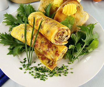卷煎蛋卷熏肉午餐早餐味道用餐青菜美食烹饪营养草药图片
