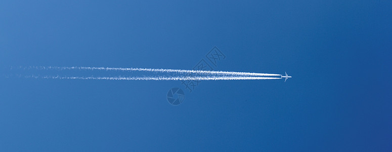 在晴蓝的天空中的飞行器喷射飞行假期引擎飞机运输航空白色蓝色航空公司图片