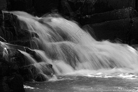 瀑布黑白速度岩石环境白色流动运动石头黑色风景公园图片