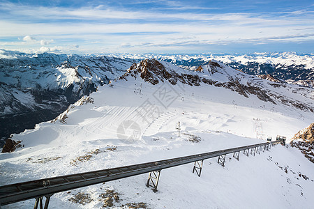冬季与Kaprun度假村滑雪斜坡爬坡岩石山脉天际晴天蓝色假期阳光场景冰川图片