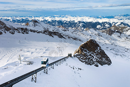 冬季与Kaprun度假村滑雪斜坡爬坡蓝色山脉全景旅行岩石太阳阳光天际场景图片