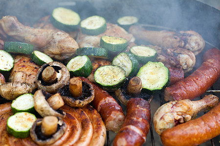 在烤架上用美味的烤肉烧烤牛肉野餐香肠花园美食木炭食谱食物羊肉家禽图片