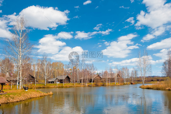 俄罗斯村内有池塘的农村地貌图片