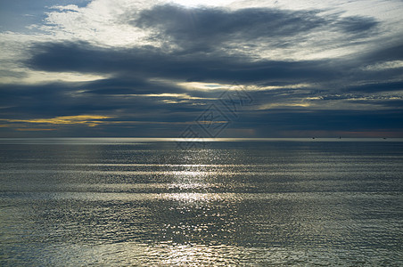 云背景日落水平戏剧性风暴海洋多云天空波浪支撑海滩图片
