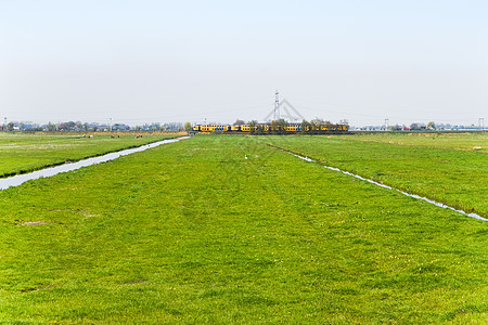 春季在荷兰风景中通过火车背景图片