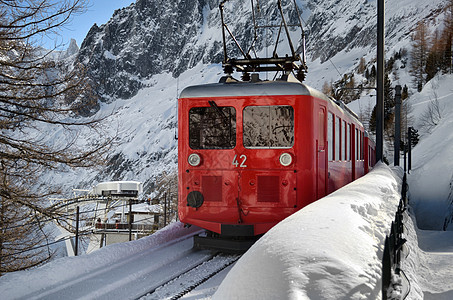 雪中风景山地列火车图片