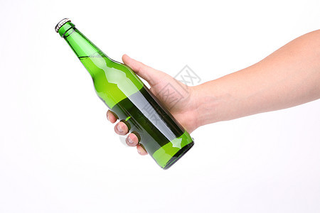与啤酒瓶隔离的手白色酒吧液体绿色饮料玻璃瓶子酒精图片